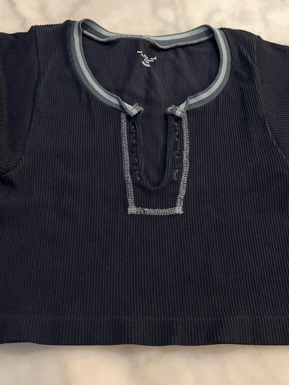 Women’s Black Ribbed Short-Sleeve Top with Contrast Trim - Picture 2 of 4